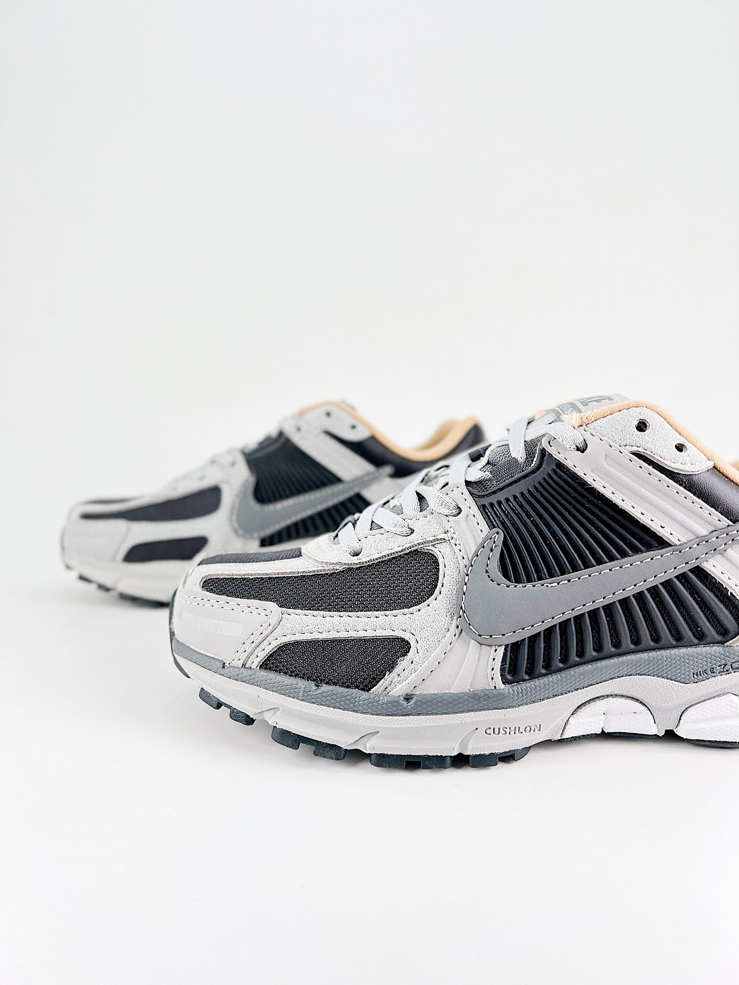 NIKE | VOMERO 5