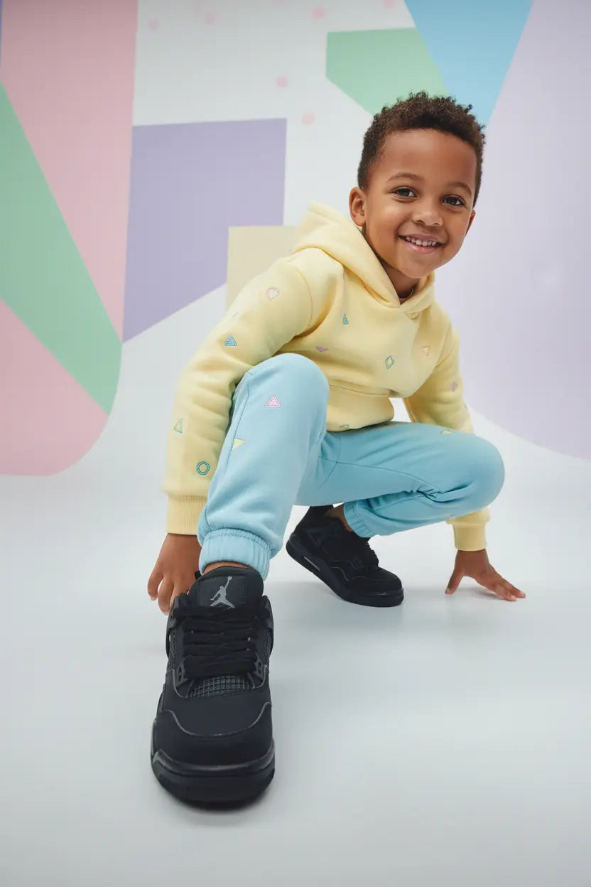 Mannequin enfant garçon portant l'Air Jordan 4 noire