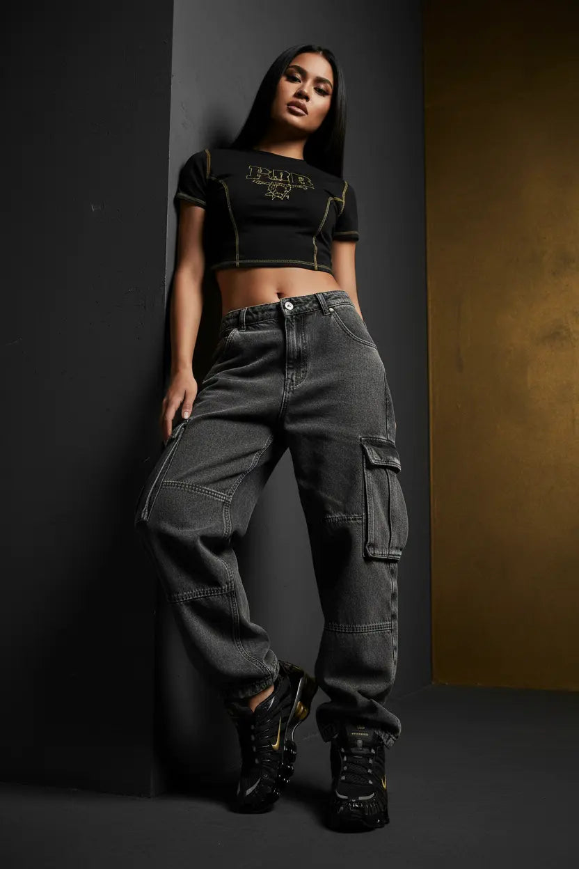 Mannequin femme debout - vêtements et fond coordonnés