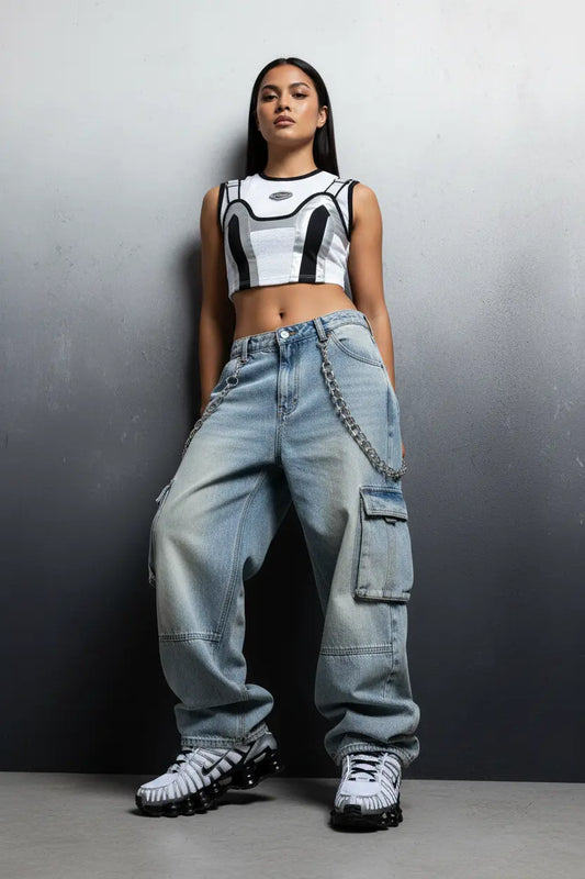 Nike Shox TL portées par mannequin femme debout