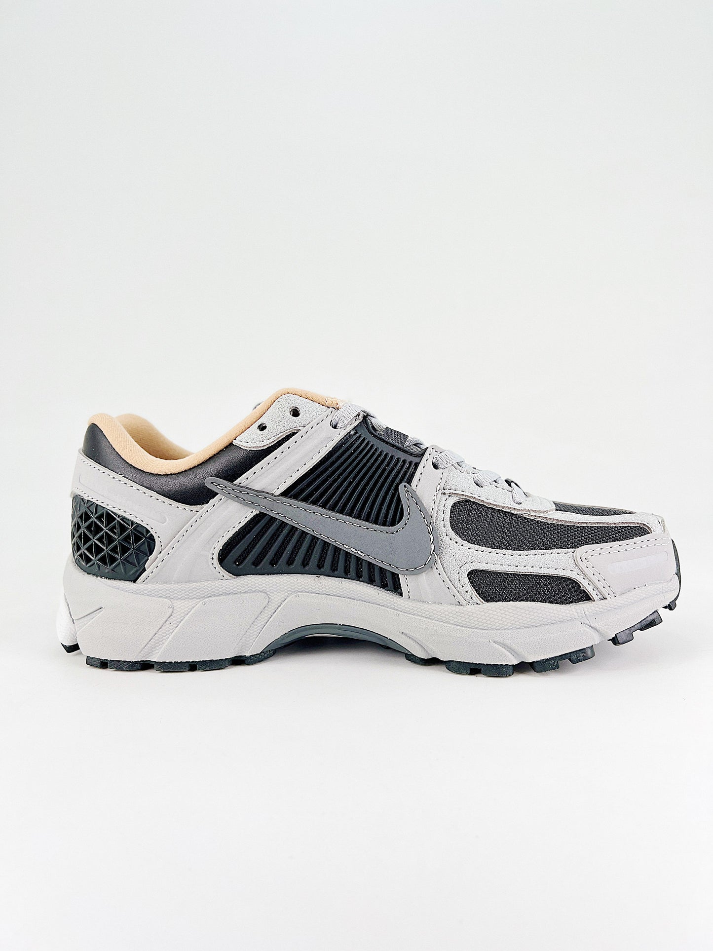 NIKE | VOMERO 5