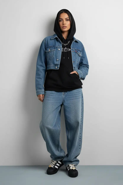 Mannequin femme debout portant les Adidas Superstar