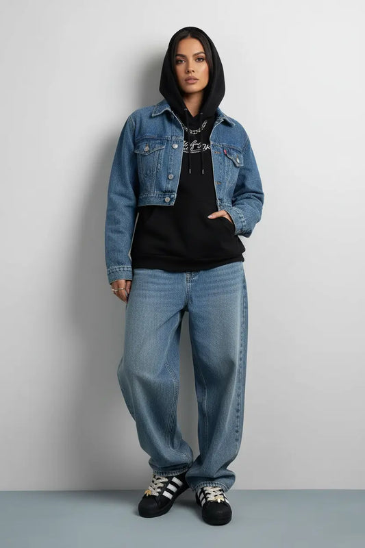 Mannequin femme debout portant les Adidas Superstar