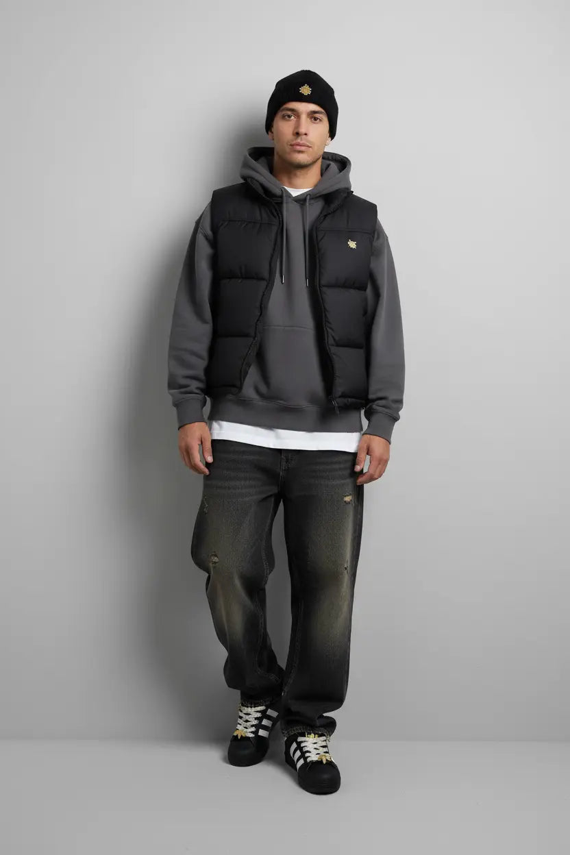 Mannequin homme debout portant les Adidas Superstar