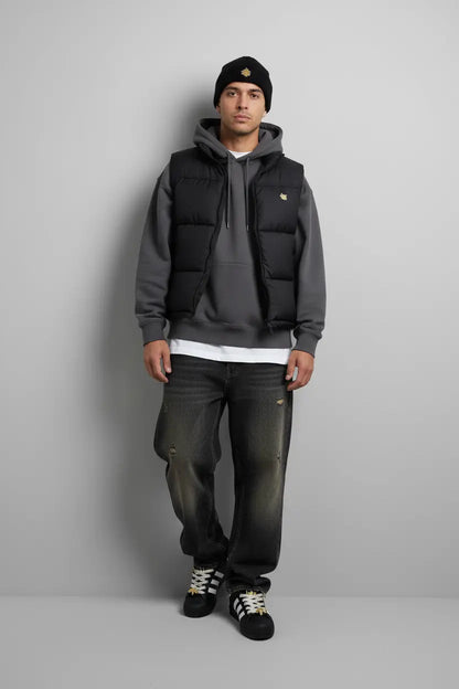 Mannequin homme debout portant les Adidas Superstar