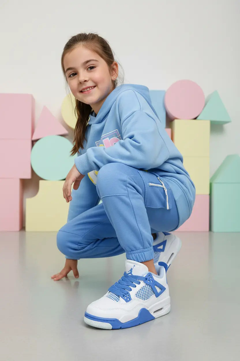 Mannequin enfant fille portant l'Air Jordan 4