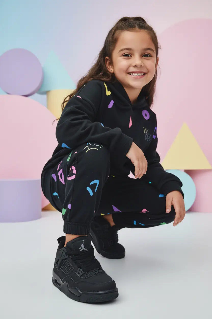 Mannequin enfant fille portant l'Air Jordan 4 noire
