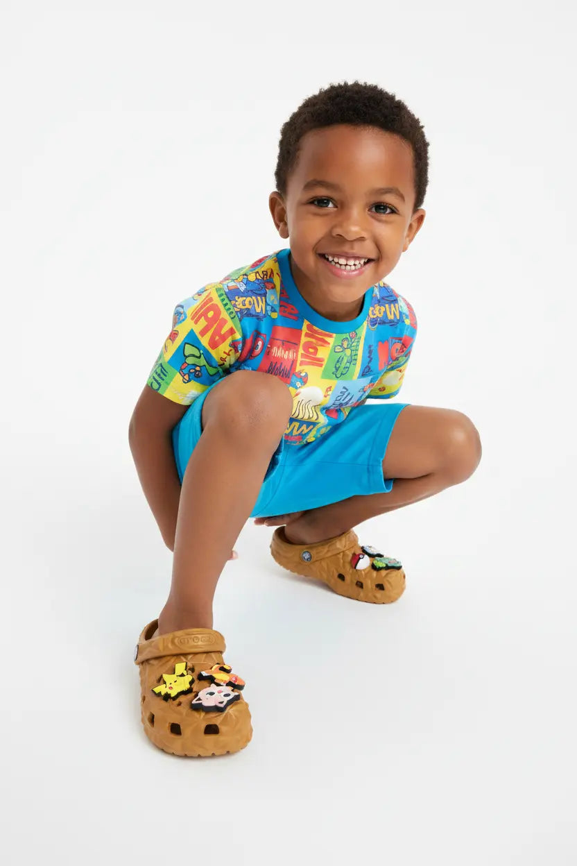 Crocs Classic Clog Pokémon Enfant - Pose accroupie