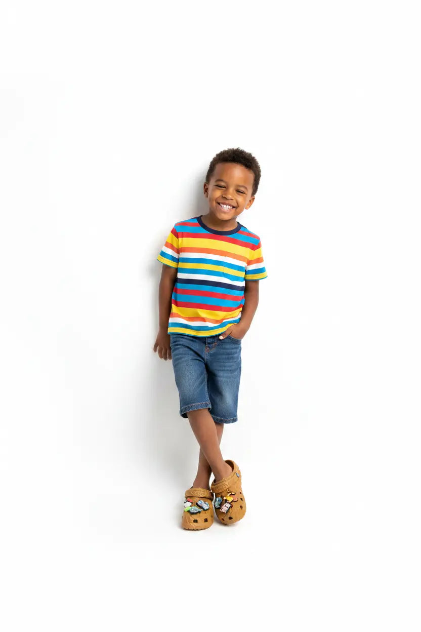 Crocs Classic Clog Pokémon Enfant - Appuyé contre un mur
