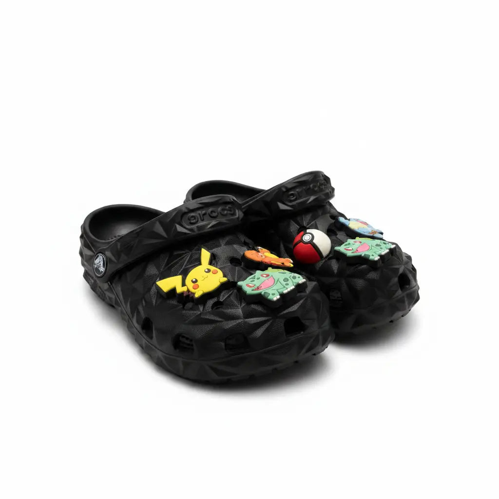 Crocs Classic Clog Pokémon Noir - Fond blanc studio