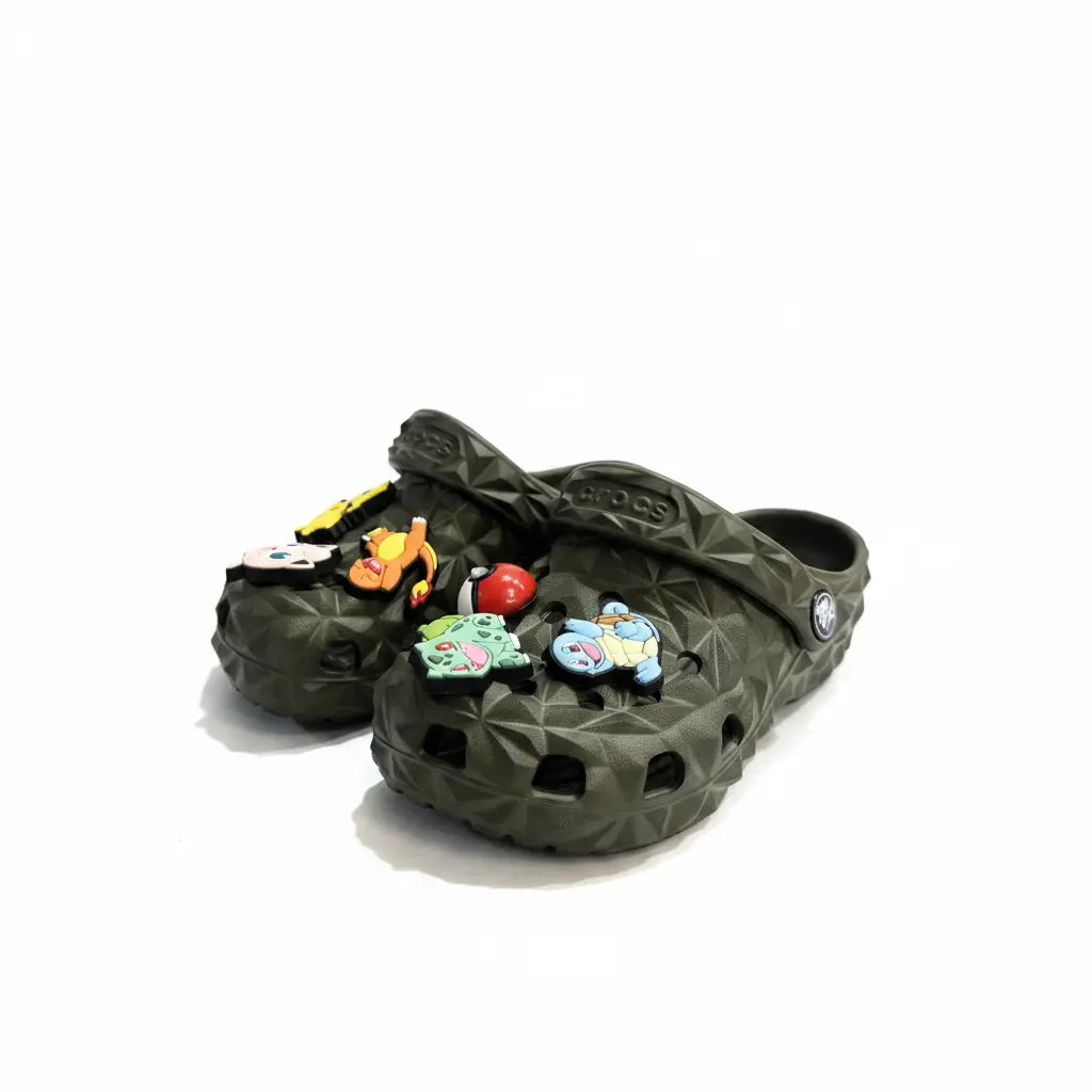 Crocs Classic Clog Pokémon Kaki - Fond blanc studio