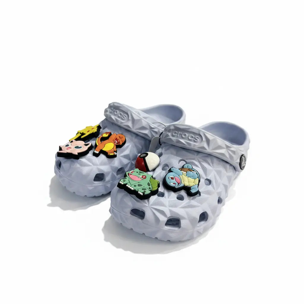 Crocs Classic Clog Pokémon Gris Bleu - Fond blanc studio