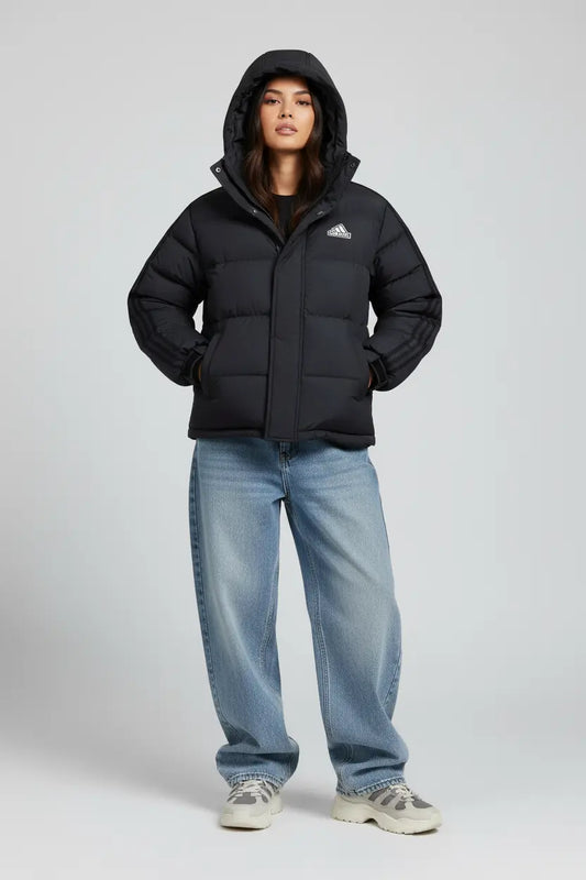 Mannequin féminin portant la doudoune noire