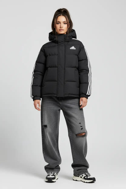 Mannequin féminin portant la doudoune Adidas noire