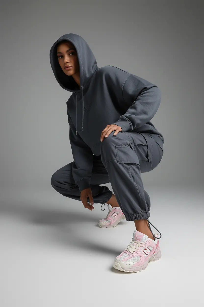 Mannequin féminin accroupie dynamique