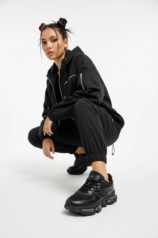 New Balance 2000 Black portées par mannequin féminin en pose dynamique streetwear