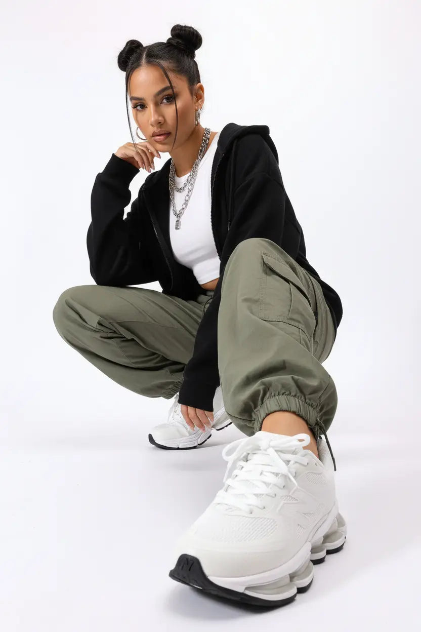 New Balance 2000 White portées par mannequin féminin en pose dynamique streetwear