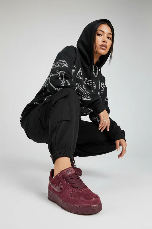 Nike AF1 Bordeaux - Femme accroupie