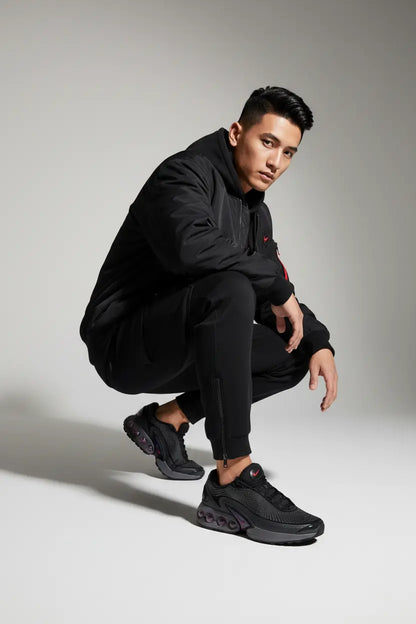 Mannequin masculin portant la Nike Air Max DN Black Red