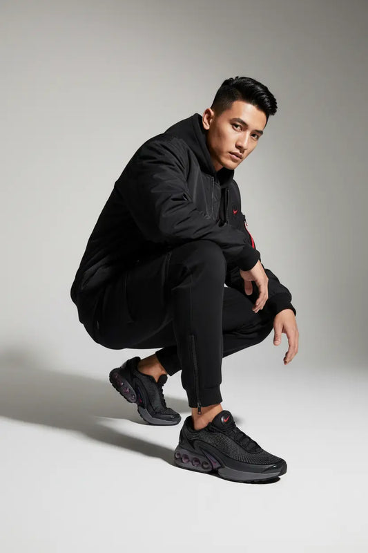 Mannequin masculin portant la Nike Air Max DN Black Red