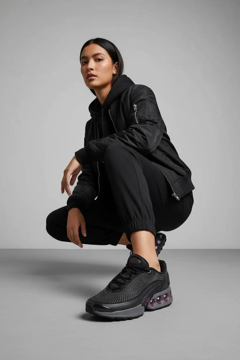 Mannequin féminin portant la Nike Air Max DN Black Red