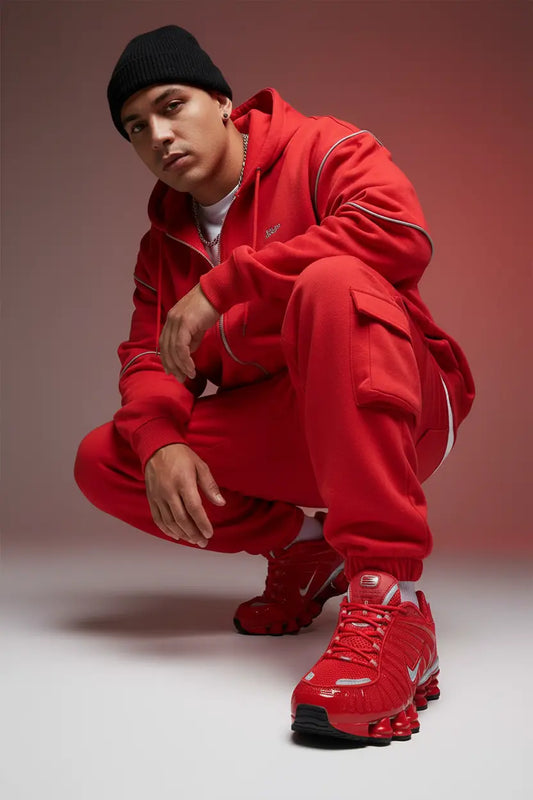 Nike Shox TL portées par mannequin homme en pose accroupie