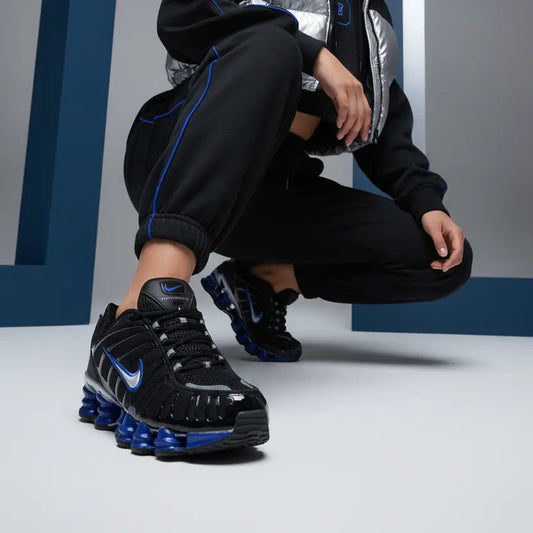 Nike Shox TL portées par mannequin femme en pose accroupie
