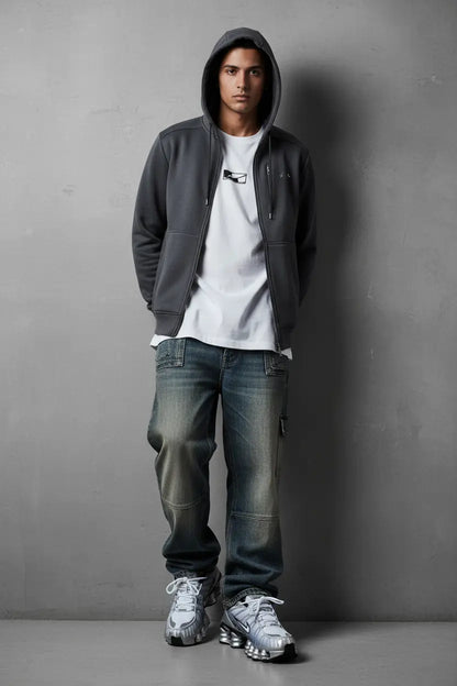 Nike Shox TL Silver portées par mannequin homme debout