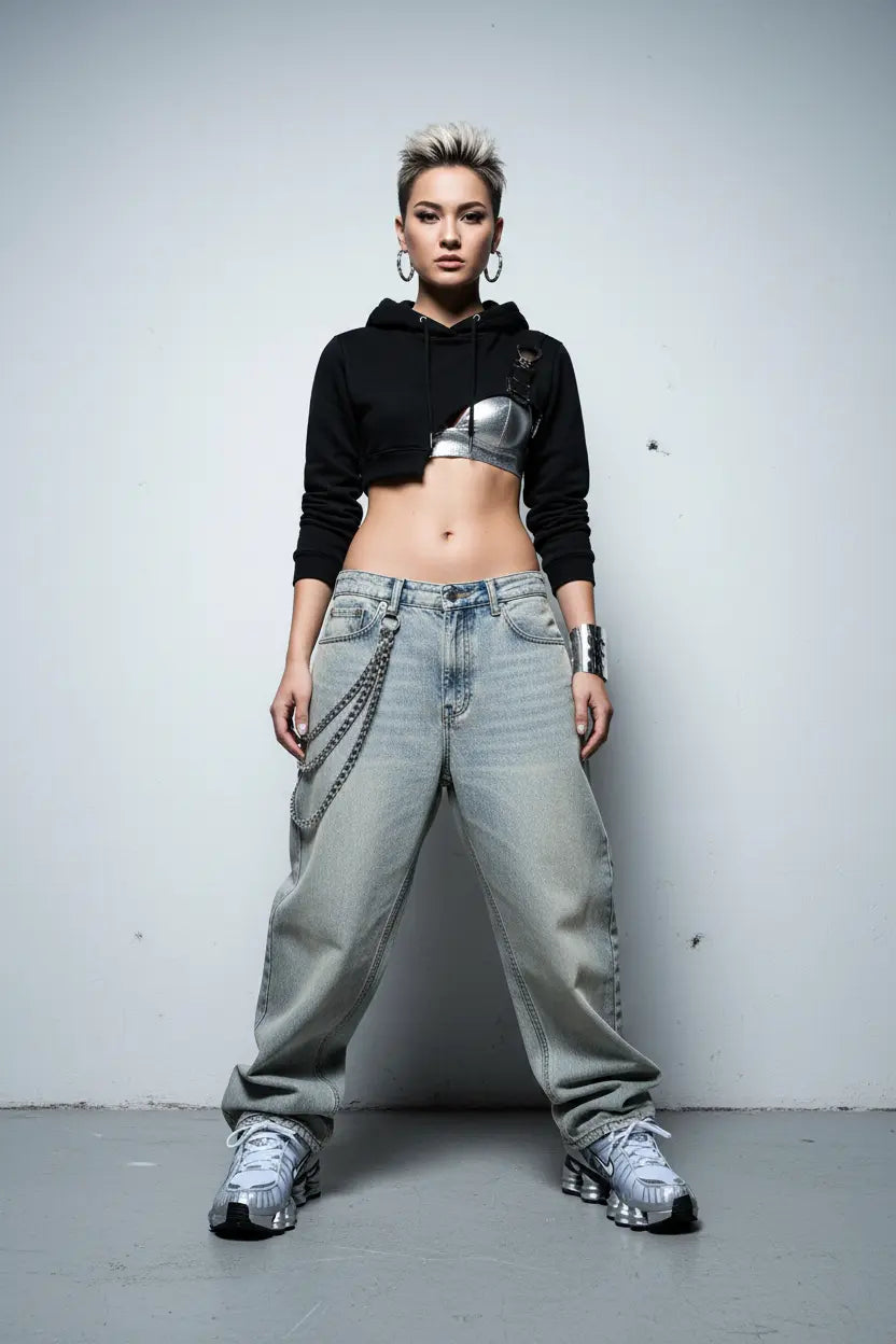 Nike Shox TL Silver portées par mannequin femme debout