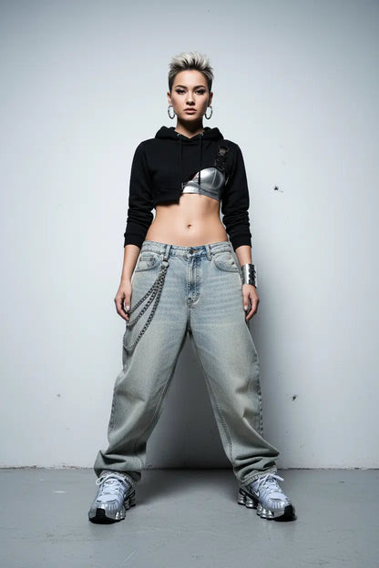 Nike Shox TL Silver portées par mannequin femme debout