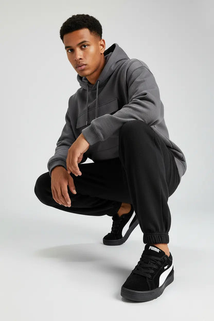 Mannequin homme accroupi avec Puma noires