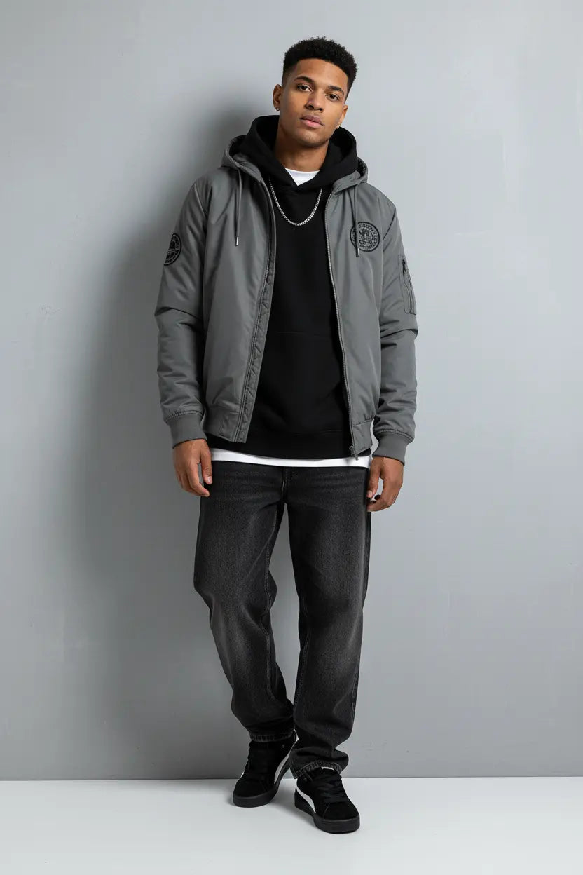 Mannequin homme debout contre mur avec Puma noires