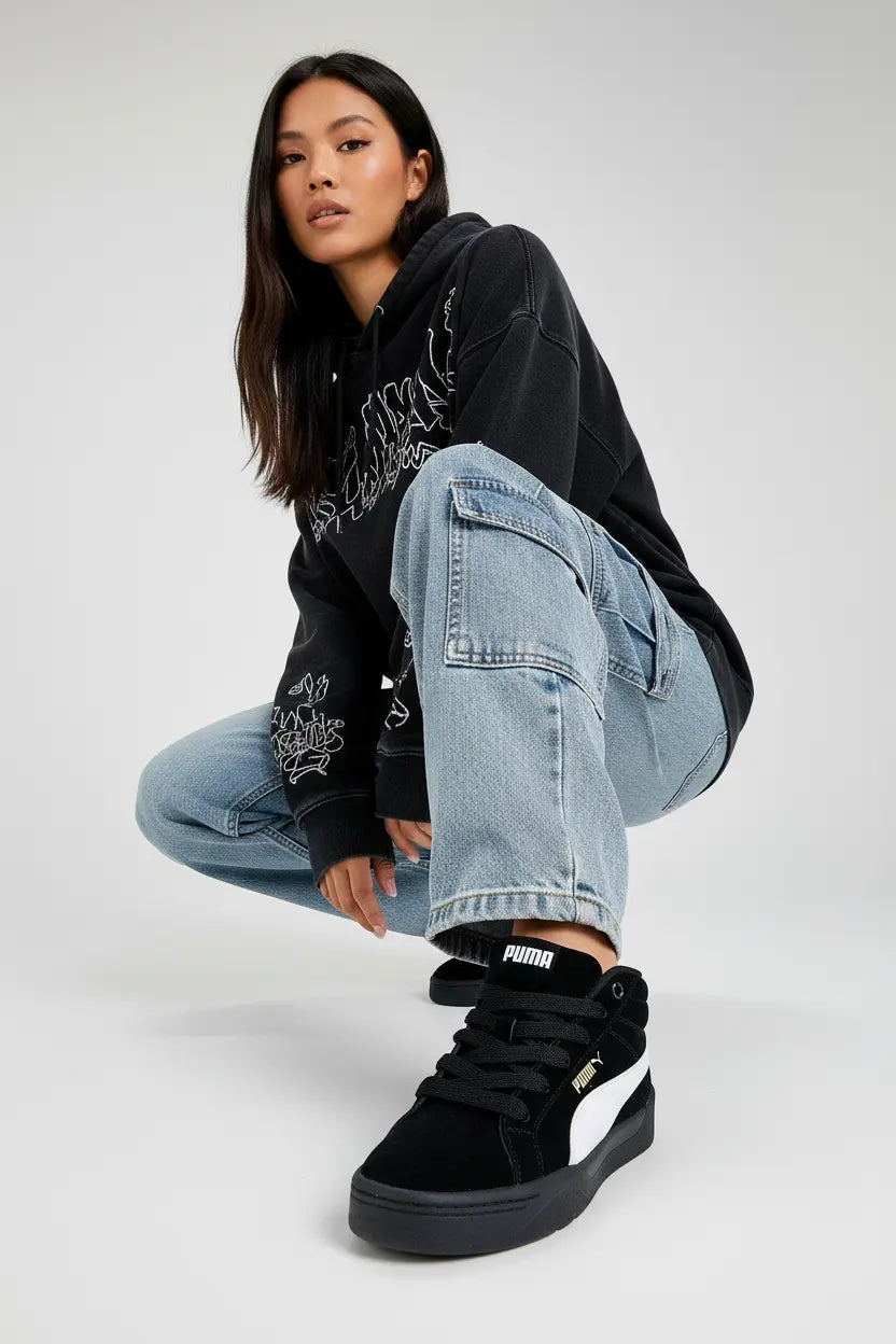 Mannequin femme accroupie avec Puma noires