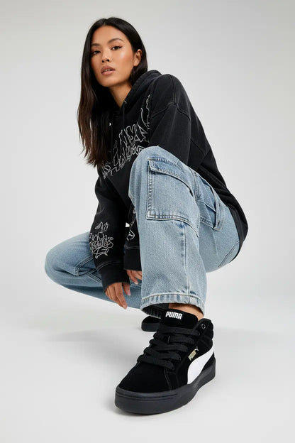 Mannequin femme accroupie avec Puma noires