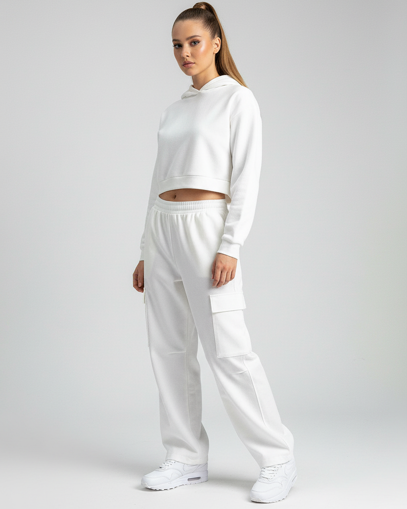 Mannequin femme portant Nike Air Max Triple White - Studio LED