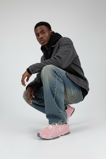 Mannequin homme accroupi avec sneakers roses